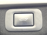 【パワーバックドア】スマートキーや運転席のボタンを押すだけでリアゲートが自動で開閉します!荷物を持っている時や、高い位置にあるバックドアを閉める際に便利な機能です♪