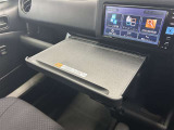 格納式のテーブルを装備しております。