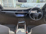 水平基調のダッシュボードと、運転席と助手席を取り囲む&ldquo;ラップアラウンドデザイン&rdquo;が、広く開放的なコックピットを演出しております。