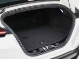 トランクスルー機能を備えたトランクはお買い物から旅行までマルチにお使いいただけます。※写真のトロリーは付属致しません。