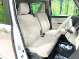 運転席まわりには十分なスペースがあり、大柄な方でもゆったり運転していただける環境です。