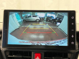 【バックカメラ】 駐車時に車両後方の様子を見ることができるので、運転の不安を軽くします。上質でスタイリッシュなインテリア