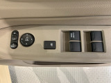 狭い駐車場で便利な電動格納ドアミラーが付いています。