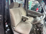 運転席側もご覧の状態です!!足元の空間も十分にあります。