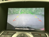 車両後方の様子を画面で確認でき、駐車時や後退時の安全確認をサポートします。進行方向の目安となるガイド線も表示されるため、周囲を確かめながら操作できます。