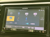 ナビやラジオ、USBなど複数のメニューが画面に並び、使いたい音源や案内を選びやすい構成です。日常の移動に合わせて活用いただけます。