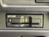 ETC車載器を備えており、対応する料金所ではETCを利用した通過が可能です。高速道路や有料道路を利用する機会のある方に、移動をスムーズにする便利な装備です。