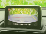 後方の映像とガイドラインを画面で確認でき、駐車時に周囲との距離感をつかむ目安になります。車庫入れや狭い場所での切り返しなど、日常の駐車をサポートします。