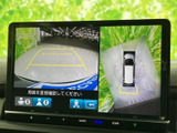 車両後方と周囲の状況を画面で確認でき、駐車時の安全確認をサポートします。ガイド表示も備わり、車庫入れや狭い場所での取り回しの際に、周囲を把握しやすいのが魅力です。