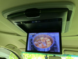 天井から展開するモニターで、停車中にテレビの映像を楽しめます。前席の視界を妨げにくい位置に設置され、休憩時間など車内で過ごすひとときに活用いただけます。