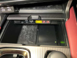 トレイに置くとスマートフォンを充電できる、ワイヤレス充電機能を装備。