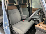 運転席シートは高さも調整出来、体型に関係なく運転し易いポジションに出来ます。