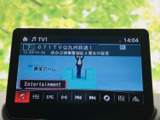 停車中にテレビ番組を視聴でき、待ち時間も車内でゆったり過ごせます。番組情報や操作メニューが画面に表示され、見たい内容の確認もしやすい仕様です。ご利用は停車時にお楽しみください。