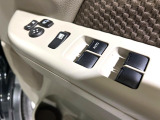 【電動格納ミラー】サイドミラーは電動格納式となっており、狭い駐車場でもキズがつくリスクを抑えられます。