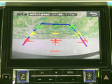 画面に車両後方の映像と目安となるガイド線を表示し、駐車時の後方確認をサポートします。周囲の状況を画面で把握しやすく、駐車操作に役立つ便利な装備です。