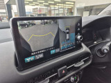後退時に車両の後ろ側をモニター画面に表示します。車庫入れなどでバックする際に後方確認ができて便利です。車庫入れが苦手な人もこれで安心。