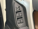 【パワーウィンドウ集中スイッチ】運転席のパワーウィンドスイッチ位置には運転以外の窓の開閉・ロック機能も付いています