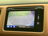 後方の映像にガイド線が表示され、駐車時に車両後方の位置関係を確認しやすい画面です。周囲の状況を見ながら切り返しや駐車を行う際の目安として、日常の駐車をサポートします。