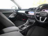内装はシンプルに使い勝手を考え作られています。お車を運転する感覚をダイレクトに体感して頂けます。室内も広くロングドライブにも快適にお過ごしいただけます。