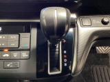 CVT車のセレクトレバーです。低速から高速まで、変速ショックのないスムーズな走りを実現するとともに、エンジン効率のよい領域を維持することで燃費にも貢献します。