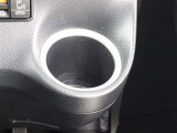 手に取りやすい位置に小物入れ兼カップホルダーを装備しています。