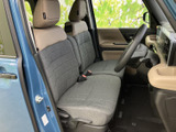 明るい色合いのヘッドレストと落ち着いたグレーのシートが、運転席まわりを穏やかな雰囲気に整えます。前方の視界も開けており、乗り降りの際にも車内を見渡しやすい空間です。