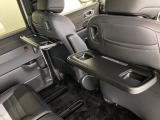 折りたたみ式のシートバックテーブルは限られた空間を有効活用。車内の家族時間をもっと快適に。休憩時のちょっとした小物置に使える、前席背面の格納式テーブルが付いています。