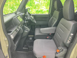 視界が広く、運転席から前方や周囲の様子を確認しやすい室内です。シートはゆったりとした形状で、落ち着いた色合いも魅力。毎日の通勤やお出かけにも使いやすい一台です。