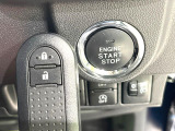 【キーフリーシステム】カバンやポケットに入れたままでもドアの施錠・解錠が可能なスマートキーを装備。エンジンのオン・オフ時もカギを取り出す必要が無いからとっても便利です♪