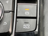 パーキングブレーキとオートホールドのスイッチが並び、停車時の操作を手元で行いやすい配置です。表示や文字が見分けやすく、日常的に使う機能を確認しやすい実用的な構成です。
