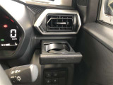 運転席用・助手席用と2つのカップホルダーを装備しています。ドリンクだけでなく、色々な小物の置き場所としても大変便利です。
