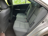 後席は座面が広く、複数人で乗車する際もそれぞれが落ち着いて過ごせるつくりです。前席との間に足元の余裕があり、ドア側から乗り降りしやすい点も日々の移動で便利です。