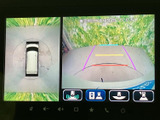 車両周辺と後方の映像を画面上で確認でき、駐車時など周囲の状況を把握する際に役立ちます。複数の表示を切り替えられる画面構成で、目視確認と合わせて安心感を支えます。
