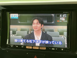 テレビ番組を画面に表示できる装備を搭載。停車中の休憩時間などに映像を視聴でき、待ち時間をゆったり過ごしたい場面にも便利です。画面操作も手元のボタンから行えます。