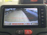 車両後方の様子をモニターで確認でき、駐車時や後退時の安全確認をサポートします。画面内にはガイド表示の切替項目もあり、周囲を見ながら操作しやすい装備です。