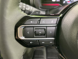 ステアリングに配されたスイッチで、オーディオや車内機能に関する操作を手元で行えます。ボタンの表示が見やすく整理されており、使いたい機能を確認しやすい配置です。