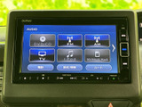 DVD/CDやFM・AM、TV、iPodなど複数の音源が画面に並び、聴きたいメディアを選びやすい仕様です。気分やシーンに合わせて音楽やラジオを楽しめて、毎日の移動を彩ります。
