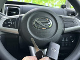 手元のスイッチでオーディオ操作ができ、運転姿勢を大きく変えずに扱えるのが便利です。中央にはエアバッグを備え、日常の運転時に使う操作部を手の届く位置にまとめています。