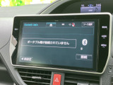 オーディオの接続状況や選択項目が画面にまとまり、必要な表示を確認しやすい構成です。接続や音量設定などの項目も見つけやすく、日常の移動に合わせて使いやすい装備です。