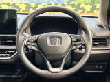 インテリアに合わせたデザインのステアリングは、運転される方のことも考え、運転しやすい形状、大きさです。是非一度、実際に触ってお確かめください。