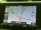 地図上に現在地や周辺の道路、施設名が表示され、目的地までのルート確認に役立ちます。表示範囲を切り替えながら周辺を把握でき、慣れない場所へのお出かけにも便利です。