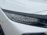 【LEDヘッドライト】悪天候や夜間走行時も良好な視界を確保し安心して運転できる高輝度LEDヘッドライトを装備!点灯速度が早く、消費電力も抑えられています。