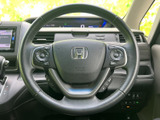 握りやすい形状のステアリングに各種スイッチが備わり、運転姿勢を保ちながら手元で操作できます。メーターも見渡しやすい位置にあり、運転に集中しやすいレイアウトです。