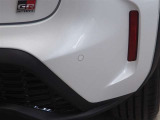 コーナーセンサーを車の前後に装備。障害物との距離に応じて、警告音を変えてお知らせしてくれます。