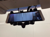 【デジタルインナーミラー】車両後方に設置したカメラの映像を、ルームミラー型の液晶モニターにリアルタイムで表示する装置です。