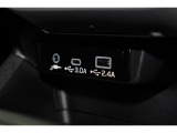 小物の収納に便利なセンタートレイには携帯等のデバイスの充電可能なUSB出力電源付です。