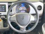 インテリアに合わせたデザインのステアリングは、運転される方のことも考え、運転しやすい形状、大きさです。是非一度、実際に触ってお確かめください。