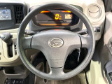 インテリアに合わせたデザインのステアリングは、運転される方のことも考え、運転しやすい形状、大きさです。是非一度、実際に触ってお確かめください。