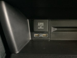 【アクセサリーソケット(電源ソケット)】電源からケーブルをつなげば、スマートフォンなどの電子機器の充電などを行うことができます!ゲーム機器や、カメラの充電にも便利ですね。