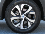 純正18インチアルミホイール。 タイヤサイズは225/60R18